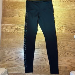 NWOT, women’s Lululemon black leggings, with patterned sides. Size 6.